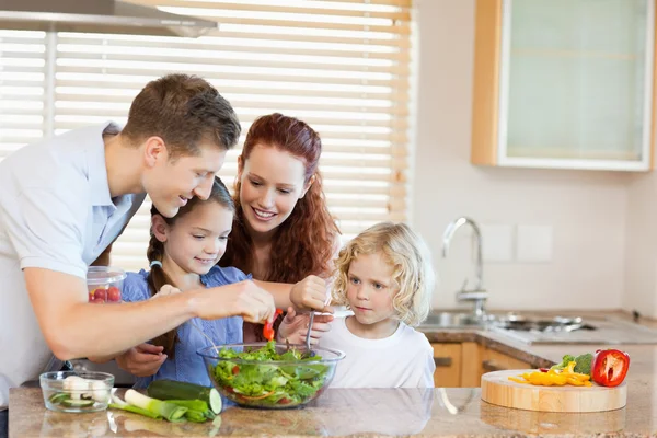 Cha mẹ làm gương – chìa khóa giúp trẻ yêu thích ăn uống lành mạnh