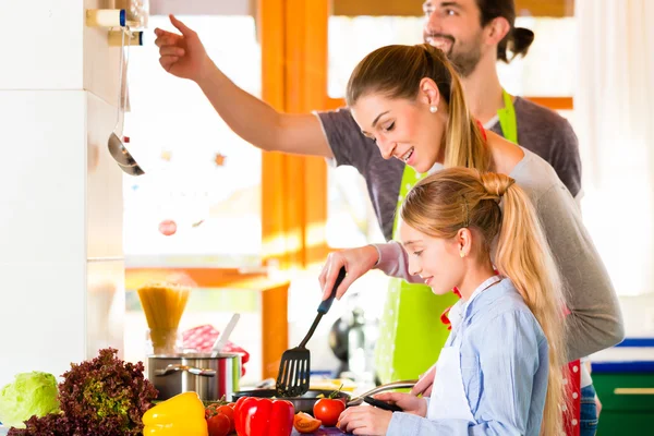 Làm sao để trẻ thích ăn rau và trái cây mỗi ngày